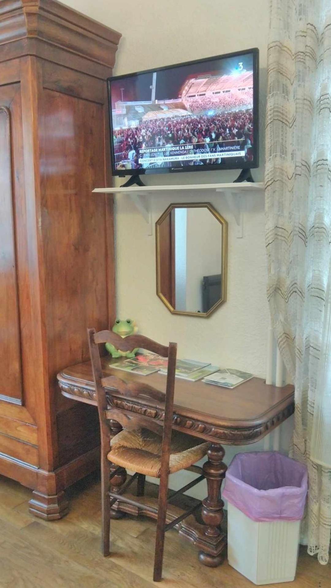 A La Grenouille Du Jura Hotel Bellignat Kültér fotó