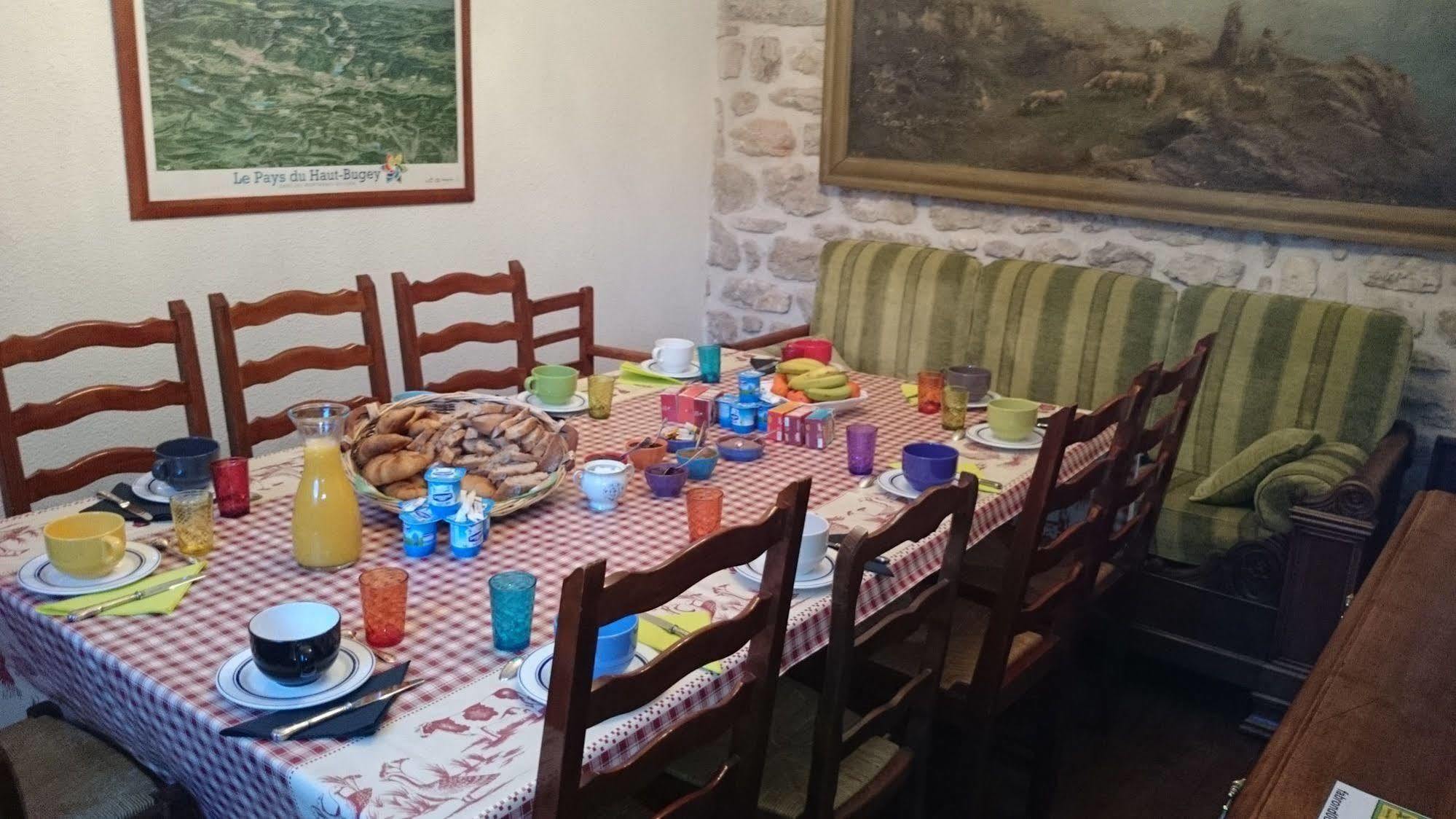 A La Grenouille Du Jura Hotel Bellignat Kültér fotó