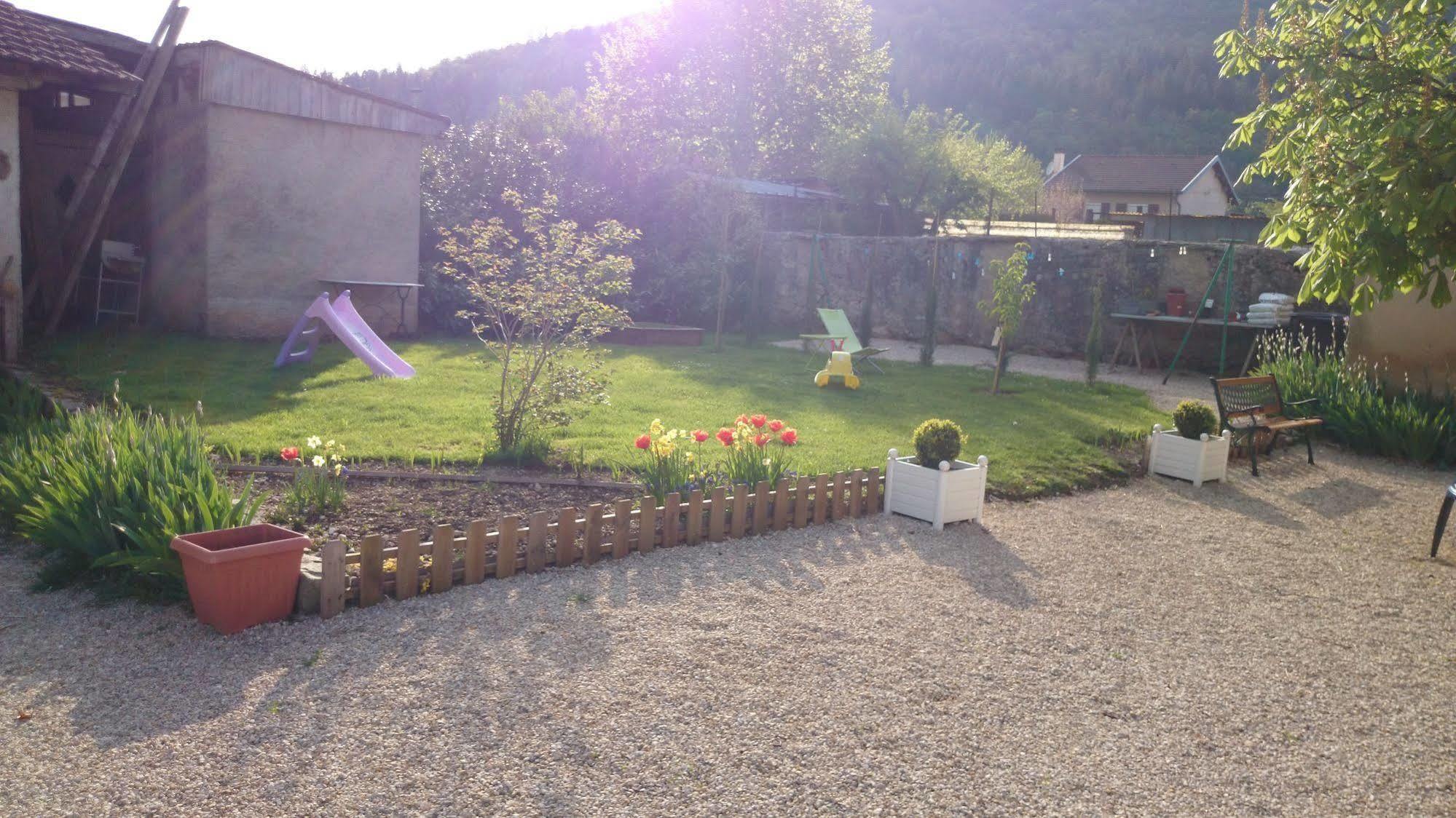 A La Grenouille Du Jura Hotel Bellignat Kültér fotó